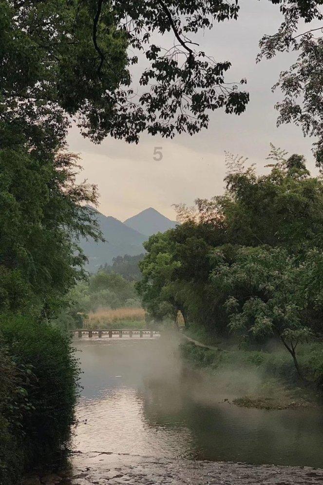 白色短袖搭配深蓝色牛仔裤，既休闲又简约，这样子的一身穿搭你会喜欢吗？游戏画面