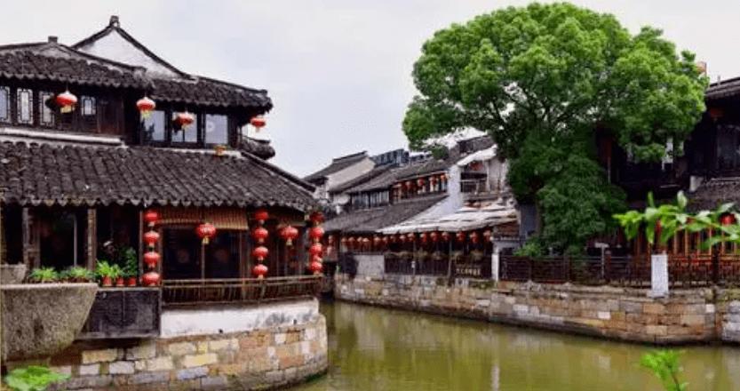 一个女生，挺漂亮，以前我认为她只会卖萌，后来慢慢接触发现，她会做饭，生活上懂得挺多，挺自立的一个女