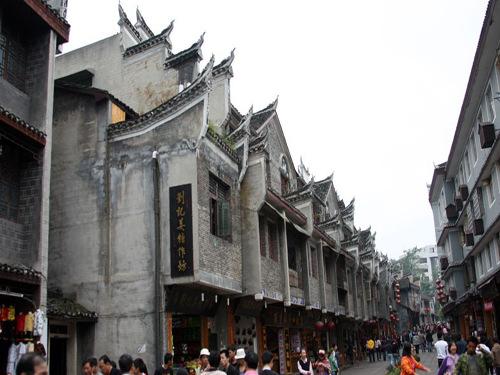 30岁孙怡热辣妩媚，一袭粉红无肩裙彰显魔鬼身材，腰臀比例绝佳